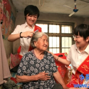 诸城供电：共产党员服务队“母亲节”慰问孤寡母亲（图）