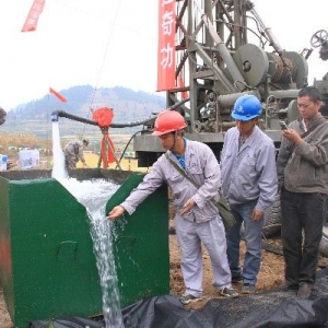 北京军分区给水工程团支援贵州抗旱救灾，施秉供电提供全程电力服务