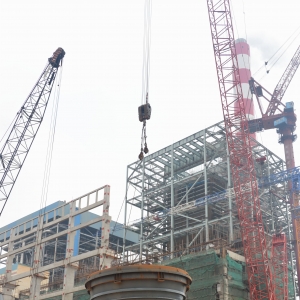 齐心协力  打造亮点工程——国投宣城电厂二期工程2号机组钢煤斗开始吊装