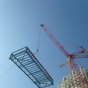 淮北平山电厂一期工程钢屋架开始吊装