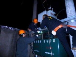 严寒地冻无惧色，嘉善电力“红船”深夜送光明