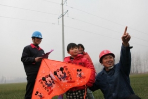 安徽涡阳：放风筝 请远离电力线路