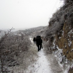 隆德供电员工冒冰雪徒行40公里路抢修送光明