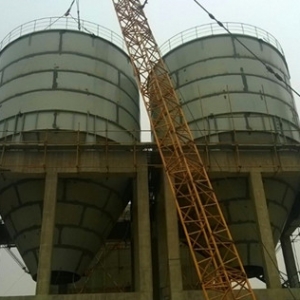 中国能建安徽电建二公司承建的平山电厂脱硫环保工程#1、#2机组石灰石粉仓吊装顺利完成