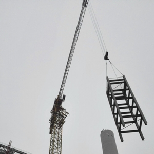 贵州黔北发电厂“上大压小”异地新建工程#2锅炉电梯井顺利开吊