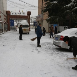 礼泉供电分公司职工义务参加清雪铲冰活动