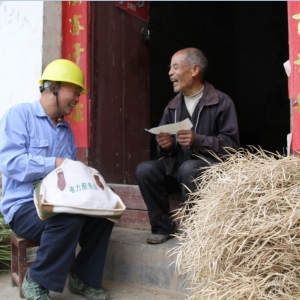 陕西商洛供电局山阳分局“国家电网共产党员服务队”将服务送到田间地头