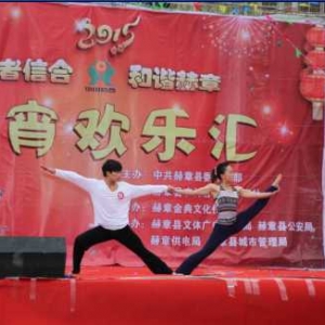 赫章：台前元宵欢乐汇 幕后电工保电忙
