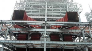 贵州黔北发电厂“上大压小”异地新建工程#2锅炉除尘器前烟道顺利吊装就位