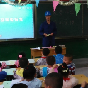 凤翔供电分公司陈村供电所安全用电宣传进课堂　